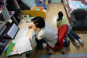 초등생 94% “어른이 온라인 수업 도와줘요”…‘온라인 개학은 학부모 개학’