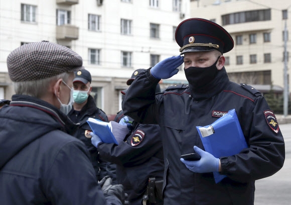Police carry out coronavirus lockdown checks on Moscow Underground as digital permit system comes into effect