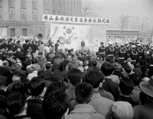 1964년 12월 24일 사회장으로 치러진 김승학 선생의 장례식 모습.