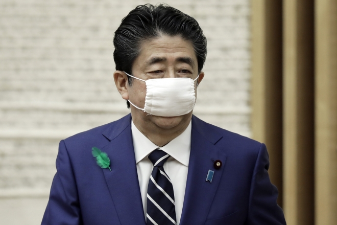 아베 신조 일본 총리가 17일 마스크를 쓴 채 총리공관 브리핑룸을 떠나고 있다. 2020.4.17.  AP 연합뉴스