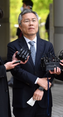 [서울포토] 최강욱, 당선되자마자 재판 … 조국 아들 허위증명서 발급 혐의