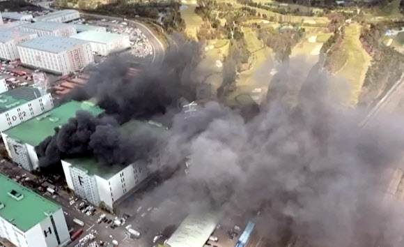 21일 오전 10시 35분께 경기 군포시 부곡동 군포복합물류터미널 F동에서 큰불이 나 소방대원 100여명이 진화작업을 벌이고 있다. 났다.