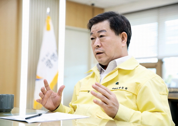 박승원 경기 광명시장이 21일 서울신문과의 인터뷰에서 코로나19 대응 방안 등 시정 전반에 대해 설명하고 있다. 박 시장은 코로나19 사태가 마무리된 이후 재정분권과 사회적 대타협에 대해 논의해야 한다고 밝혔다.  광명시 제공