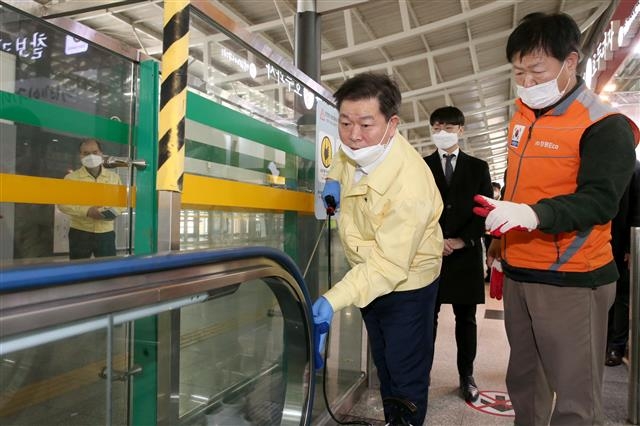 박승원 광명시장이 KTX광명역에서 직접 방역 소독을 하고 있다. 광명시 제공