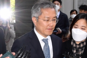 “법정에 서야 할 사람은 정치 검사들” 재판서 檢 기소 위법성 따진 최강욱