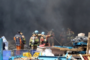군포 물류터미널 대형 화재… 강풍에 잡히지 않는 불길