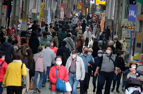 일본에서 코로나19 사태가 이어지는 가운데 21일 도쿄의 번화가가 마스크를 쓴 시민들로 붐비고 있다. 2020.4.21.  AFP 연합뉴스