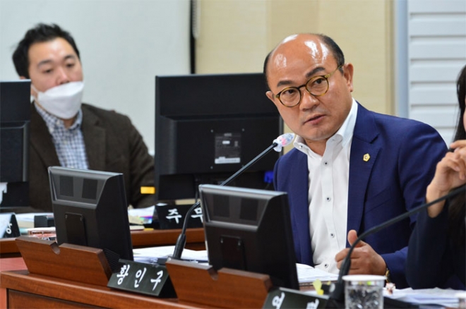 황인구 서울특별시의회 교육위원회 부위원장(더불어민주당·강동4)이 21일 ‘제293회 임시회 교육위원회 회의’에 참석해 김영철 서울특별시교육청 부교육감을 상대로 코로나 19에 대한 교육청 대응 상황에 대한 질의를 이어가고 있다.