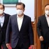 [서울포토] 제5차 비상경제회의 참석하는 문 대통령과 홍남기 부총리