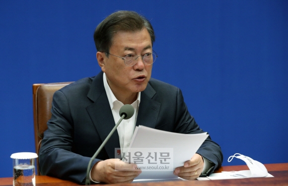 문재인 대통령이 22일 청와대 본관에서 열린 제5차 비상경제회의에 참석해 발언하고 있다. 2020. 4. 22  도준석 기자pado@seoul.co.kr
