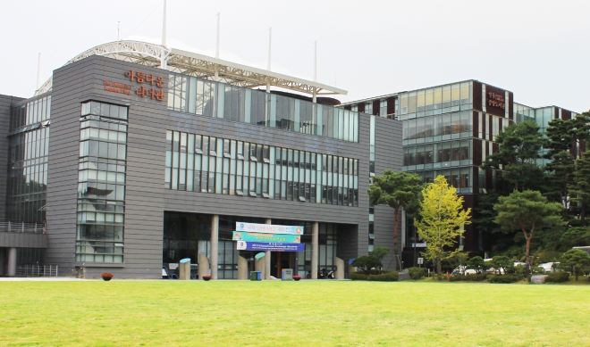 　하루가 다르게 새로운 교육 패러다임을 이끄는 70여 년 역사를 자랑하는 안양대는 교육부가 선정한 ‘잘 가르치는 대학(ACE+)’으로서 ‘고교교육 기여대학’, ‘지식재산교육 선도대학’, ‘통일캠퍼스 대학’, ‘인문한국플러스(HK+) 대학’ 등 수많은 수식어가 잇따르는 미래가치를 선도하는 명문사학으로 거듭 성장하고 있다. 사진은 안양대 전경. 안양대 제공