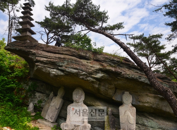 ‘천불천탑’으로 알려진 운주사.