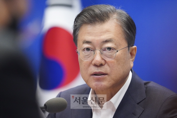 문재인 대통령이 22일 청와대 본관에서 열린 제5차 비상경제회의에서 발언 하고 있다. 2020. 4. 22 도준석 기자pado@seoul.co.kr