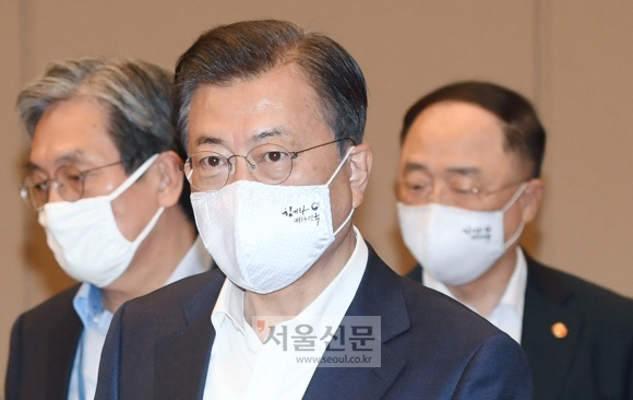 문재인 대통령이 22일 청와대 본관에서 열린 제5차 비상경제회의에 참석 하고 있다. 2020. 4. 22 도준석 기자pado@seoul.co.kr