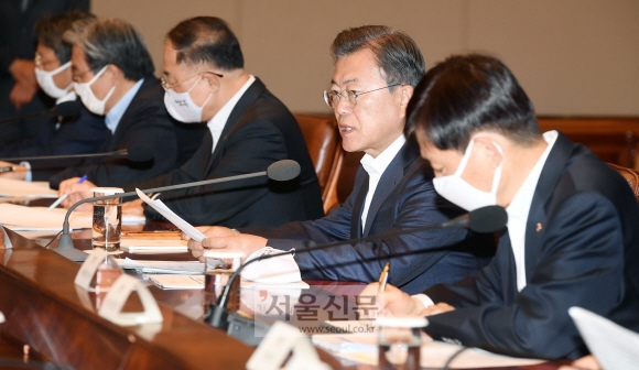 문재인 대통령이 22일 오전 청와대에서 열린 제5차 비상경제회의에서 발언 하고 있다. 2020. 4. 22 도준석 기자pado@seoul.co.kr