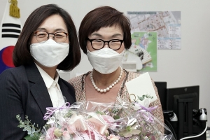 은수미 시장 ‘플라워 버킷 챌린지’ 동참…이미경 이사장 꽃바구니 받아