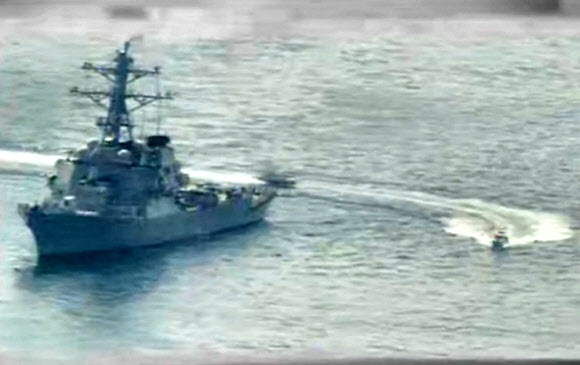 지난 15일 걸프 해역에서 이란 혁명수비대 해군의 고속단정이 미 해군 구축함 폴 해밀턴의 주변을 근접 항해하고 있다. 미 해군 제공·AFP 연합뉴스
