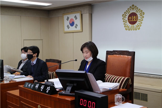 보건복지위원회 제293회 제1차 상임위원회 진행중인 김혜련위원장