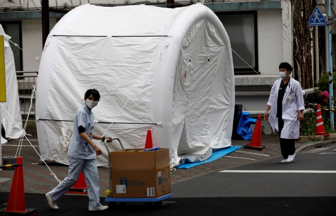 일본 도쿄의 한 병원에 설치된 코로나19 검사소.  로이터 연합뉴스