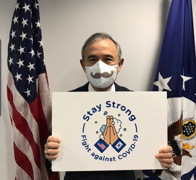 해리 해리스 주한 미국대사가 한국 외교부의 코로나 챌린지에 참여하면서 콧수염 모양 마스크를 썼다. 트위터 캡처