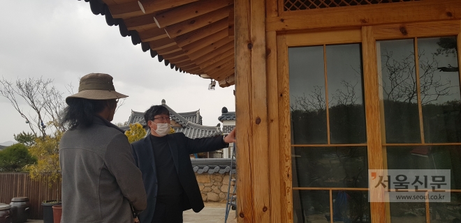 김재수 도시국장이 대곶면 신안리 한옥건축사업 현장을 방문했다. 김포시 제공