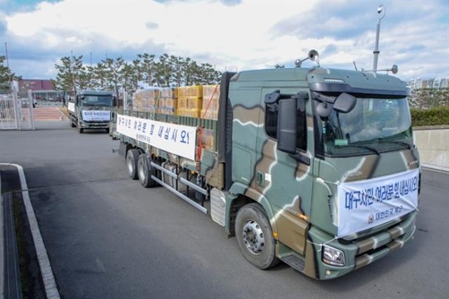 전투식량은 올해 코로나 사태 대민 지원에 투입됐을 정도로 품질이 크게 높아졌다. 사진은 지난 2월 27일 대구월드컵경기장에 도착한 육군 소속 11톤 트럭에서 전투식량을 하역하는 모습. 육군 제공