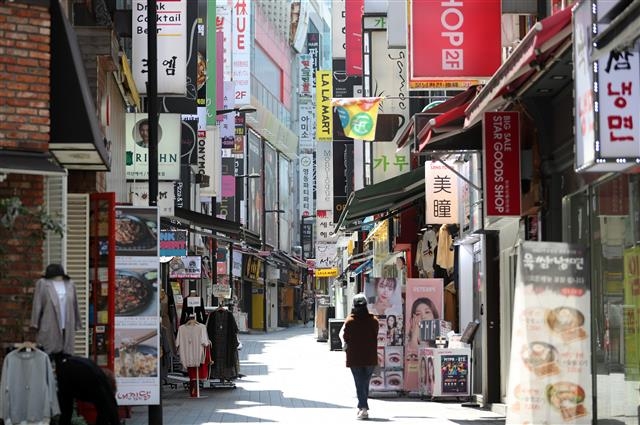 코로나19 확산에 따른 여파로 민간소비가 급격히 얼어붙은 가운데 23일 관광객들로 가득했던 서울 명동 거리가 한산한 모습이다. 한국은행에 따르면 민간소비는 전분기 대비 6.4% 줄어 외환위기 때인 1998년 1분기(-13.8%) 이후 가장 낮은 수준을 기록했다. 뉴스1