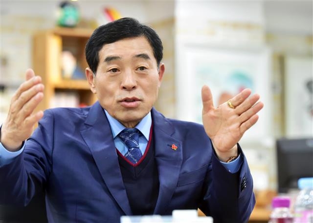 윤화섭 경기 안산시장이 23일 서울신문과의 인터뷰에서 코로나19 대응과 주민 지원 대책 등을 설명하고 있다. 안산시 제공