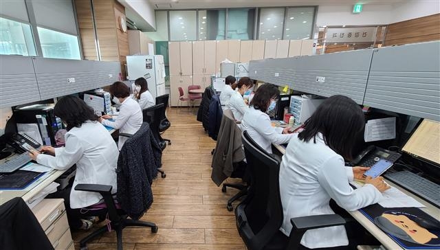 안산시 모니터링 요원들이 해외에서 입국한 자가격리자들과 영상통화를 하고 있다.  안산시 제공