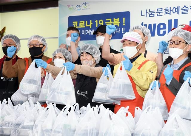 윤화섭(오른쪽 두 번째) 시장이 지난 14일 구내식당에서 열린 취약계층 돕기 스타셰프 웰 메이드 도시락 나눔 행사에서 참가자들과 파이팅을 외치고 있다. 안산시 제공