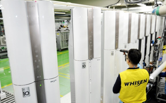 경남 창원의 LG전자 에어컨 생산라인에서 직원들이 휘센 씽큐 에어컨을 생산하고 있다. 서울신문 DB 