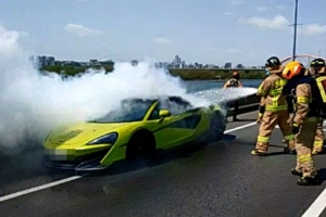 슈퍼카 ‘맥라렌’ 강변북로 주행 중 화재…피해액만 ‘3억원’