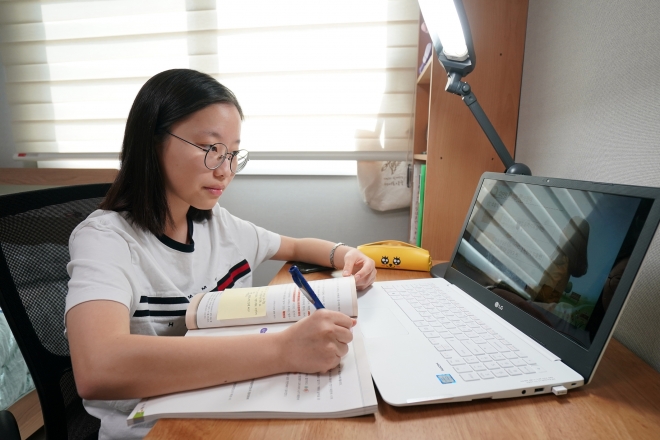서울 동대문구의 한 중학교에 재학 중인 학생이 지난 22일 집에서 노트북을 이용해 온라인 수업을 듣고 있다.  동대문구 제공