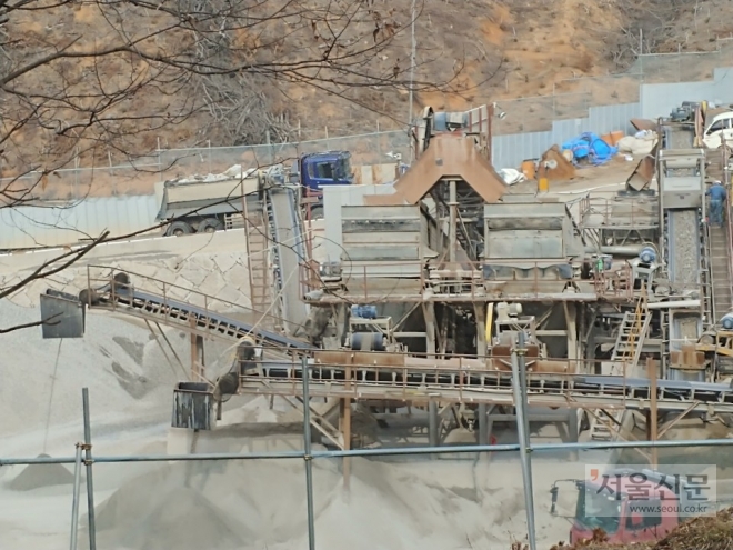 김포시 통진읍 고정리 산 630-2·5번지 보전관리지역에 가동 중인 골재파쇄시설.
