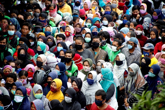 코로나19 무료배식 받으러 모인 인도네시아 주민들