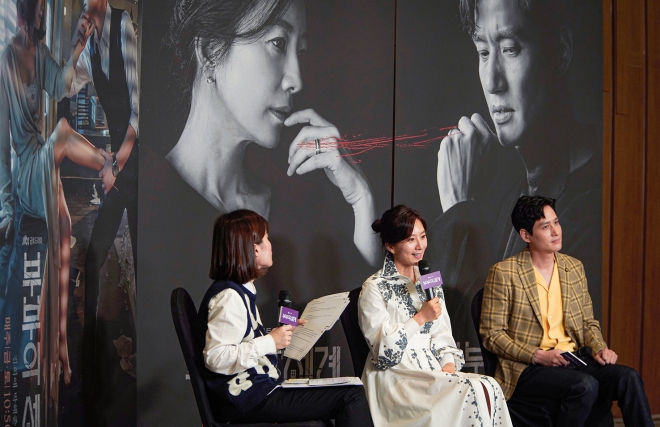 ‘부부의 세계’ 온라인 간담회에 참석한 김희애(왼쪽 두번째)와 박해준(오른쪽). JTBC 제공