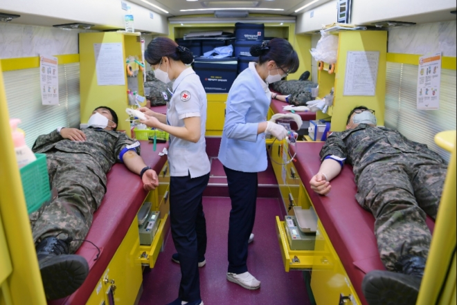 공군 제15특수임무비행단은 지난 20일부터 24일까지 5일간 ‘사랑의 헌혈운동’을 펼쳤다. 사진은 공군 장병 2명이 헌혈을 하고있다.공군 제15특수임무비행단 제공 