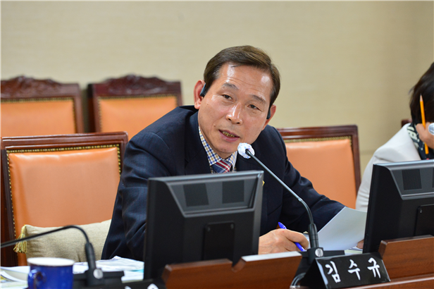 서울시의회 교육위원회 김수규 위원(동대문4, 더불어민주당)이 지난 21일(화) 개최된 제293회 임시회 제1차 교육위원회 회의에서 ‘코로나 19’ 대응책 점검 및 서울 교육 현안에 대하여 김영철 서울특별시교육청 부교육감을 대상으로 질의하고 있다.