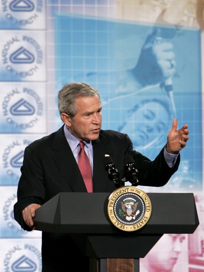조지 W 부시 미국 대통령이 2005년 국립보건원에서 연설하고 있다. EPA 연합뉴스