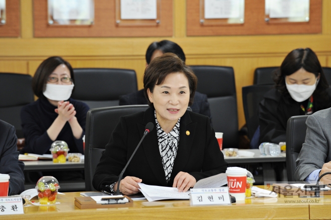 김현미 국토부 장관이 스마트시티 챌린지 참여기업과 간담회에 참석했다. 부천시 제공