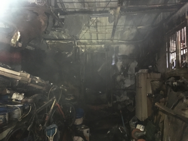 지난 24일 오후 10시 4분쯤 울산 남구 신정동 인테리어 업체에서 불이 났다. 화재로 소실된 점포. 울산소방본부 제공.