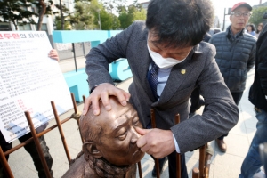 무릎 꿇은 ‘전두환 치욕 동상’ 광주 법정으로 간다