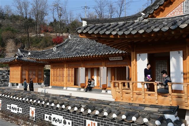 26일 서울 종로구 자하문로에 위치한 청운문학도서관에서 주민들이 독서를 하고 있다. 종로구 제공