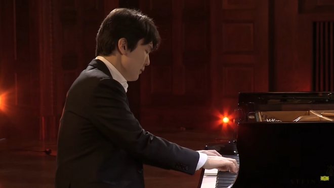 26일(현시지간) 독일 베를린 마이스터홀에서 무관중 온라인 연주회를 진행하고 있는 피아니스트 조성진. 도이치 그라모폰 유튜브 캡처