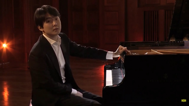 피아니스트 조성진이 26일(현지시간) 독일 베를린 마이스터홀에서 무관중 연주회에 앞서 연주곡 소개와 함께 인사를 하고 있다. 도이치 그라모폰 유튜브 캡처