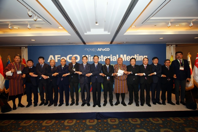 우리나라가 주도해 설립한 아시아산림협력기구가 27일 창립 2주년을 맞았다. 지난해 10월 31일 서울 롯데호텔에서 열린 아포코 장관회의에서 박종호(사진 왼쪽에서 7번째) 산림청장이 각 국 산림 장.차관과 기념 활영을 하고 있다. 산림청 제공