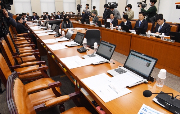 27일 오후 서울 여의도 국회에서 열린 행정안전위원회 전체회의가 많은 의원들이 불참한 채 진행되고 있다. 2020.4.27 김명국선임기자 daunso@seoul.co.kr