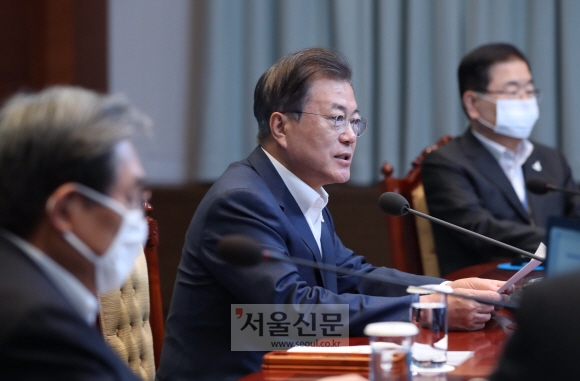 문재인 대통령이 27일 오후 청와대에서 수석·보좌관 회의를 주재하고 있다.2020. 4. 27. 도준석 기자pado@seoul.co.kr