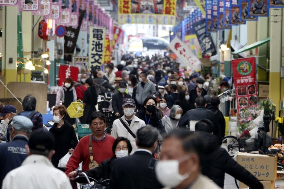 일본 요코하마의 한 쇼핑몰에 27일 인파가 붐비고 있다. 대체로 마스크를 쓰고 있지만 마스크 없이 다니는 쇼핑객도 눈에 띈다. 2020.4.27  AP 연합뉴스