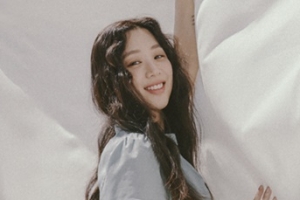 정려원, 따뜻한 봄 햇살 같은 화보 공개